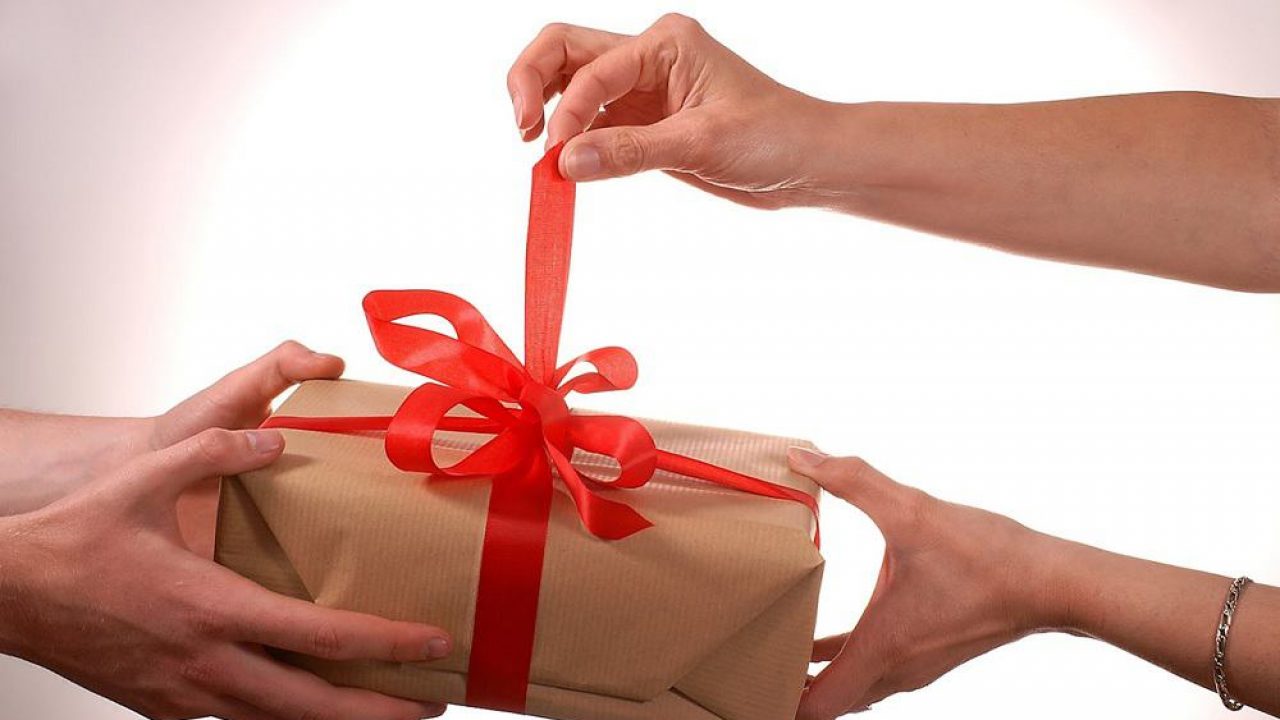 8 dicas de presentes para amigo- -oculto em empresas