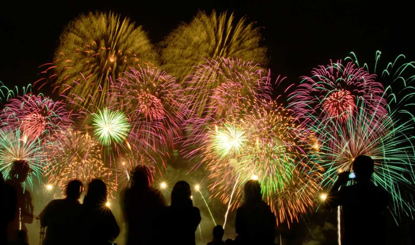 Pessoas assistem a fogos de artifício