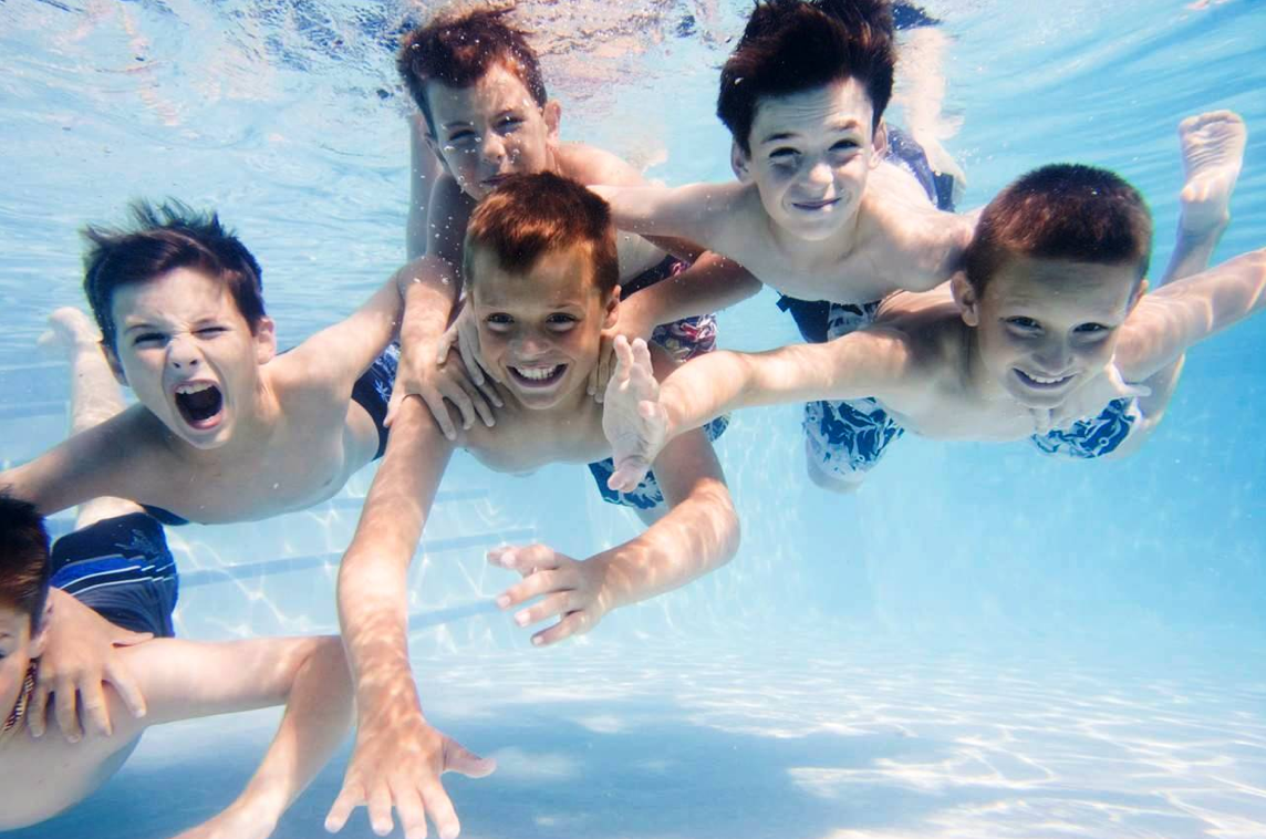 Crianças brincando na piscina na festa de verão