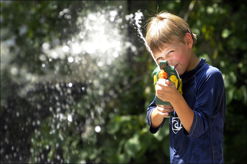 Brincadeira para festa infantil com pistola de água