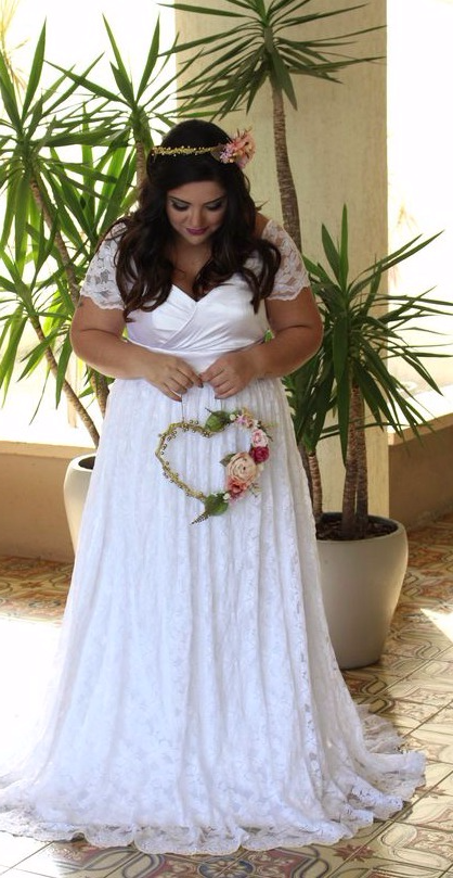 Vestido de casamento plus size com mangas curtas