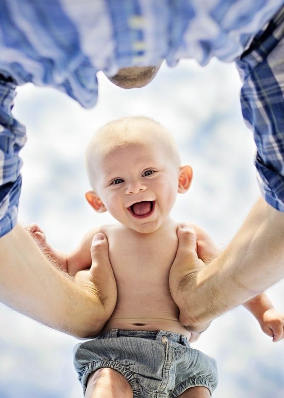 Foto espontânea de criança feliz