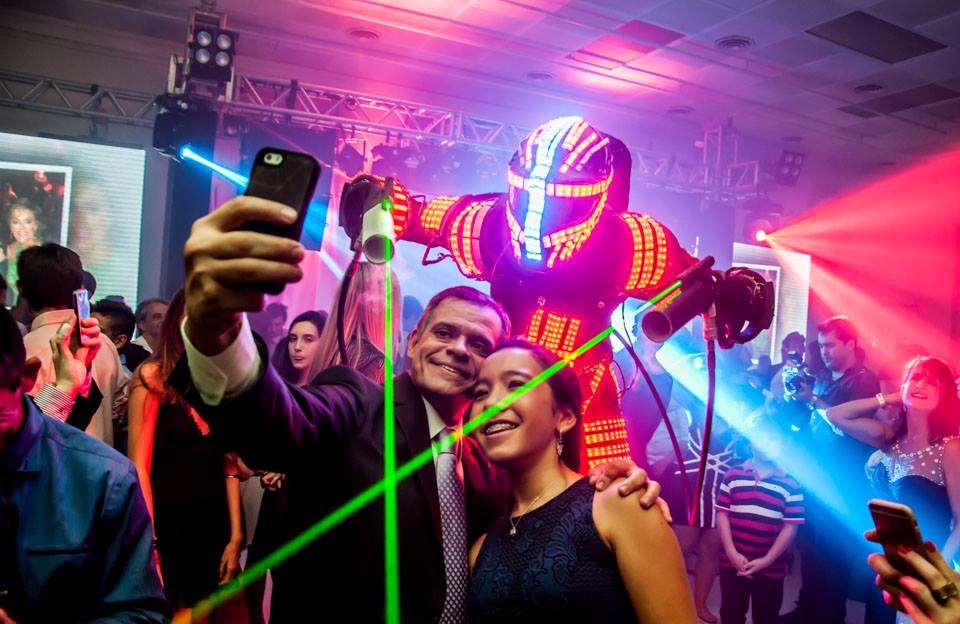 Pessoas se divertindo com robô de LED