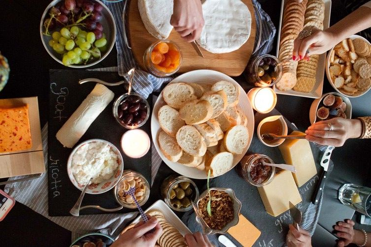 Como organizar queijos e vinhos