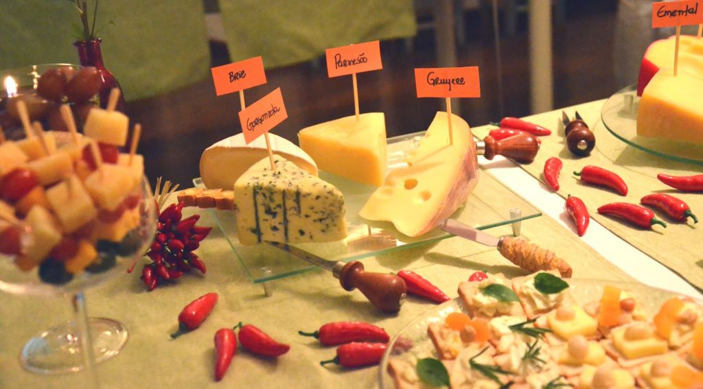 Como organizar queijos e vinhos