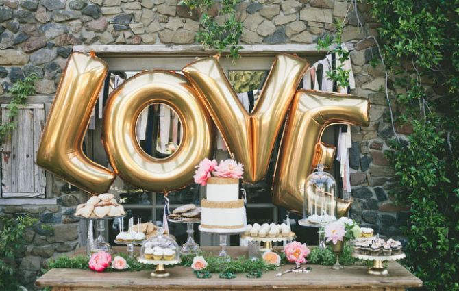 balões metalizados para a mesa do bolo de casamento