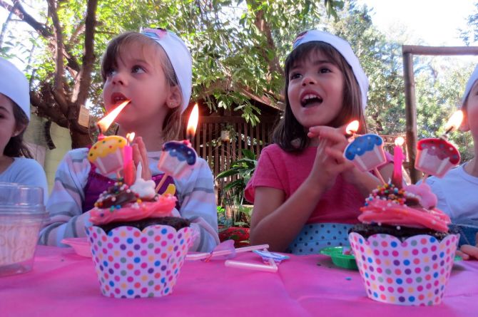 Oficinas de cupcake são opções de animação de festa infantil