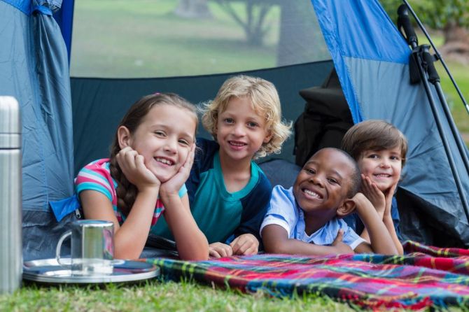 Festa de aniversário no estilo acampamento para as crianças maiores 