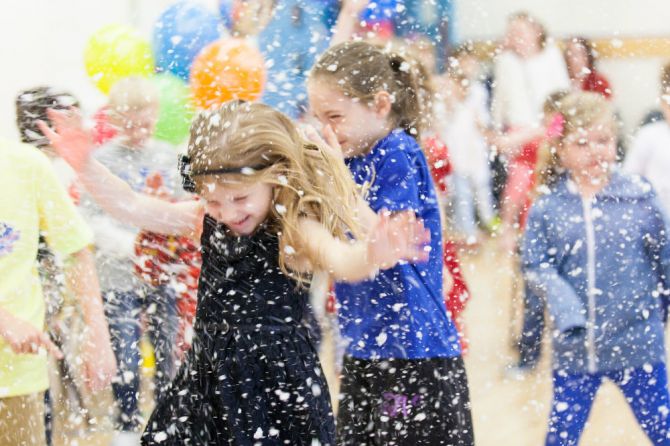 Neve na festa de Natal para crianças