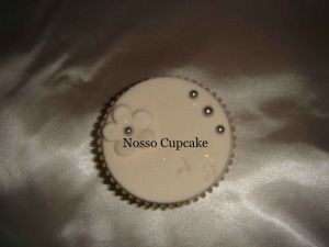 Cupcake com iniciais dos noivos.