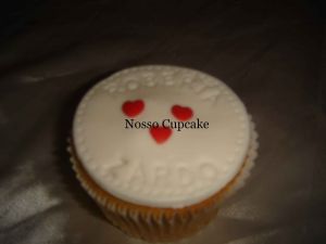 Cupcake com nome dos noivos.