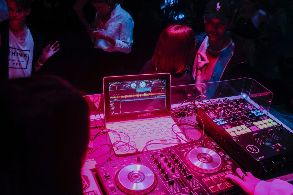 Nove dicas para escolher DJs para eventos